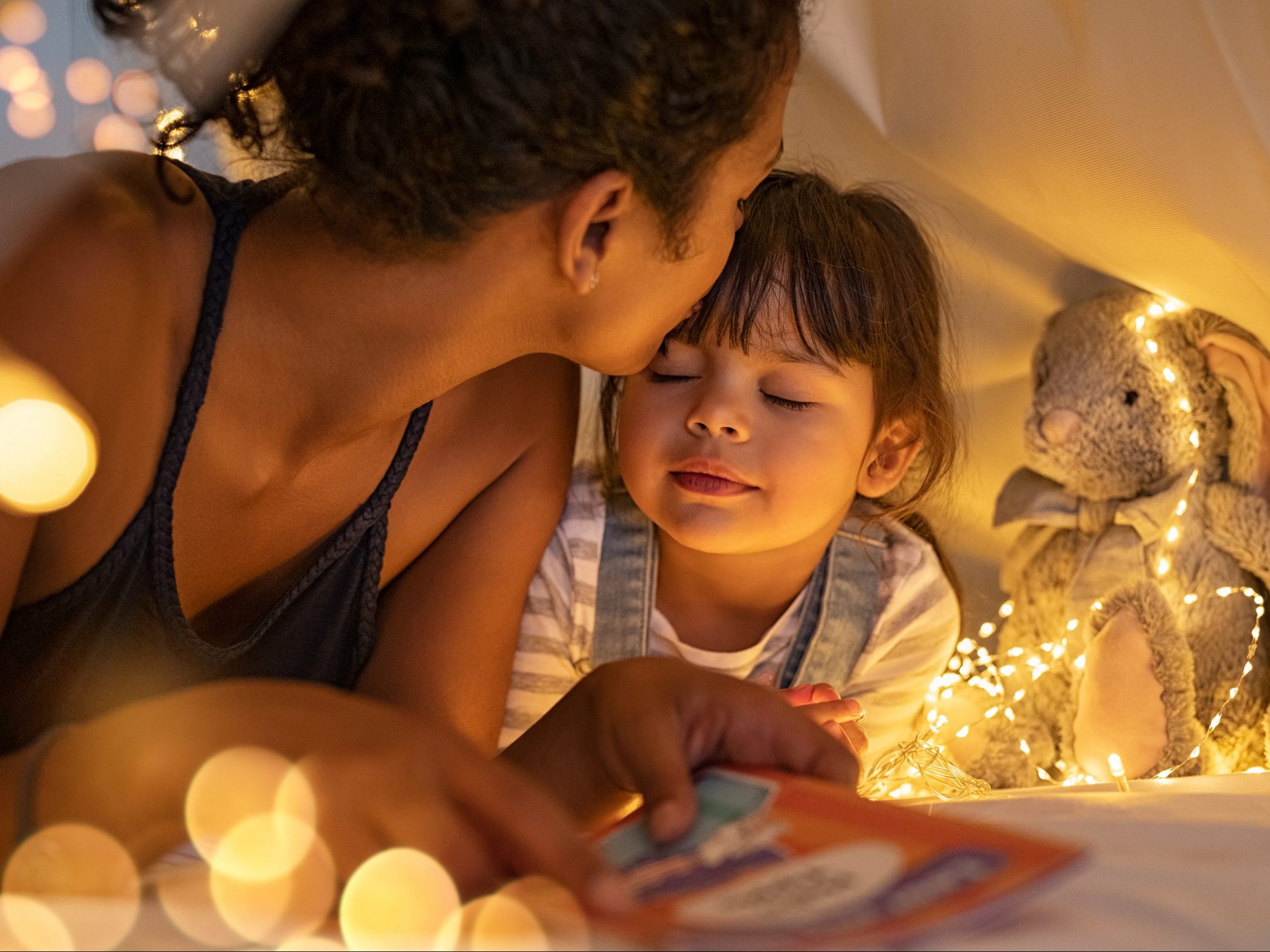 Το να πας το παιδί σου στο κρεβάτι του μοιάζει κάθε βράδυ με μια μάχη; 5 tips για να γίνουν όλα πιο εύκολα