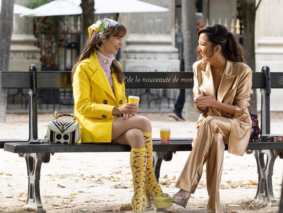 «Emily in Paris»: Η Lily Collins στη 3η σεζόν υιοθετεί το χτένισμα που κάθε french girl λατρεύει